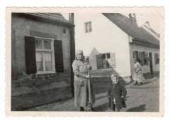 Fotoaufnahmen in Geisenfeld um die Zeit von 1930 - eine Frau mit ihrem Kind auf der Straße