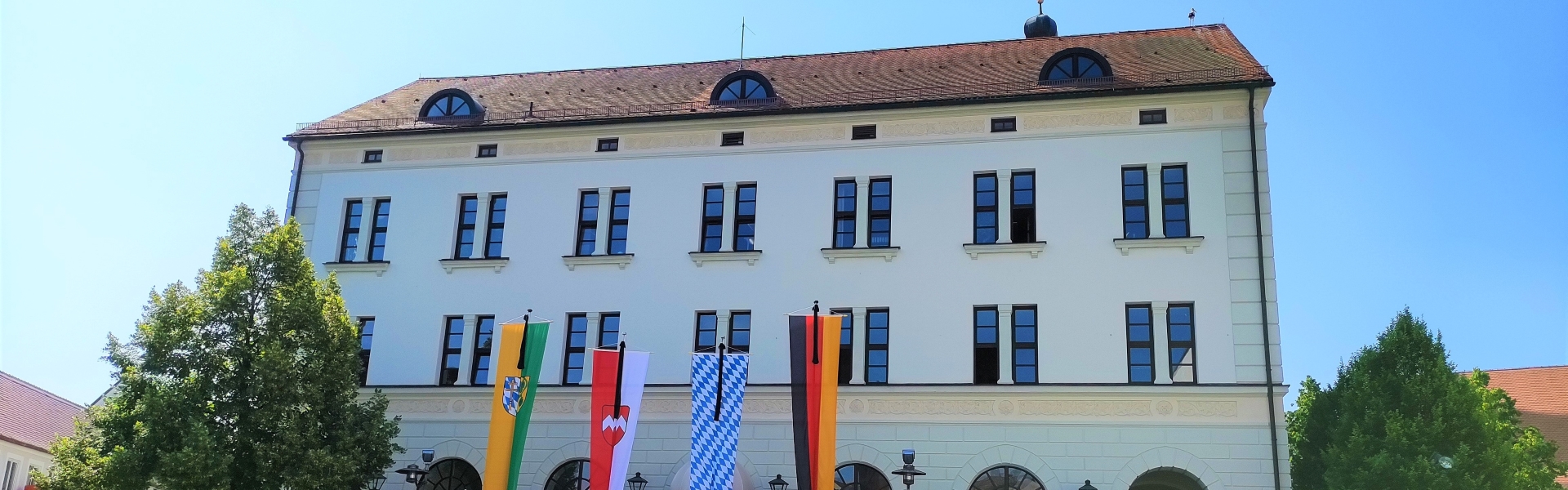 Header - Sommer Rathaus im Juli