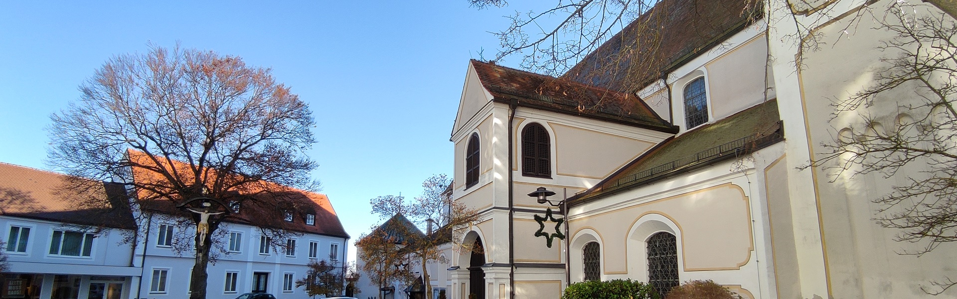 Header - Herbst Kirche und Weiß