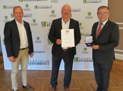 Der Landkreis ehrt verdiente Kommunalpolitiker mit der Kommunalen Verdienstmedaille, darunter Altbürgermeister Staudter