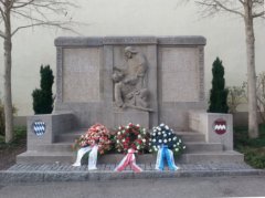 Kriegerdenkmal mit Kränzen Kriegerdenkmal mit Kränzen